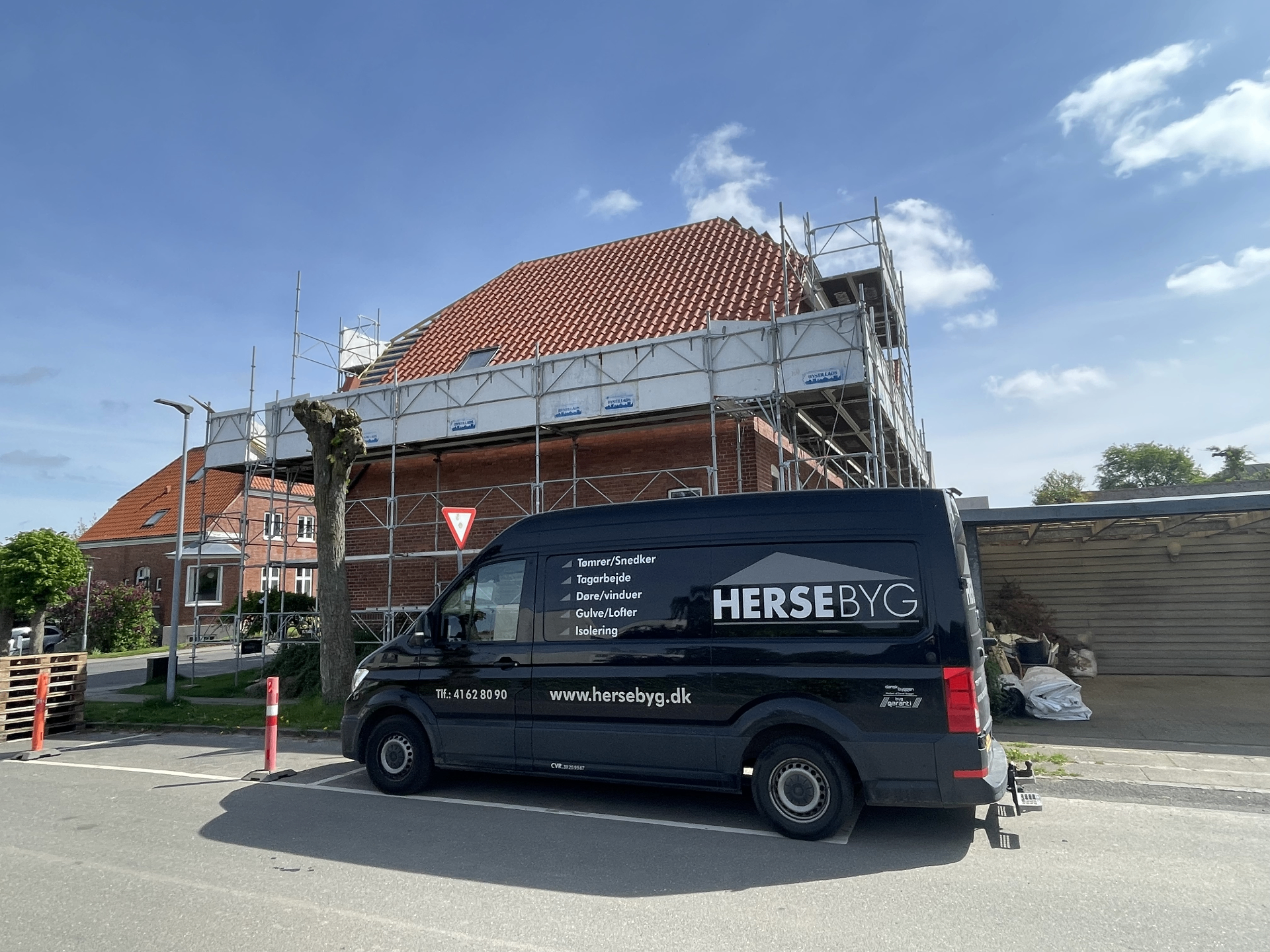 Herse Byg firmabil ved et byggeri